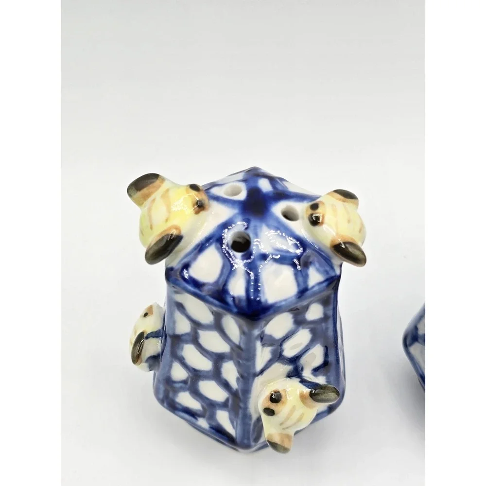 VTG Bear Bee Hive Salt And Pepper Shakers Set Farmhouse‎ Country Kitchen Decor